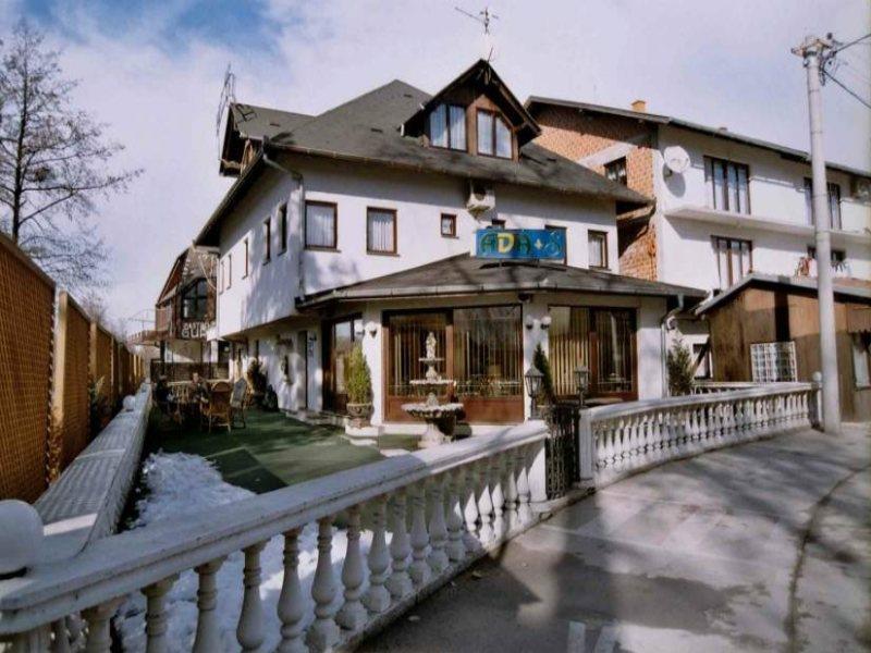 Ada S Hotel Бихач Экстерьер фото